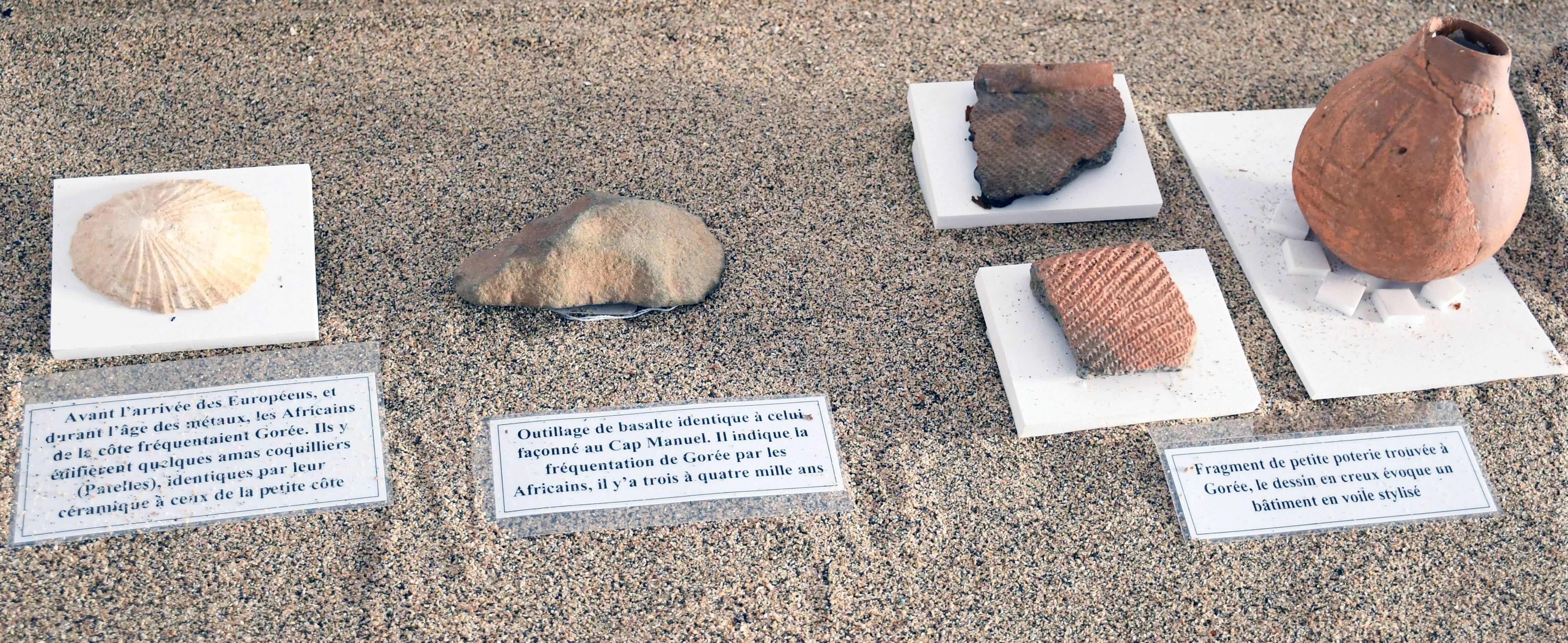 Coquillage - Outil en basalte - Petites poteries