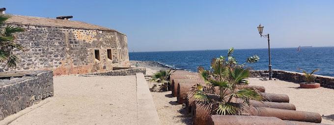 Musée historique vue extérieure avec canons